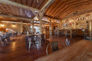Ein Interieur eines modernen Restaurants und einer Bar mit Holzdecke