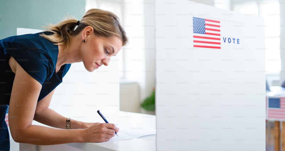 Portrait d’une électrice dans un bureau de vote, concept d’élections aux États-Unis. Espace de copie.