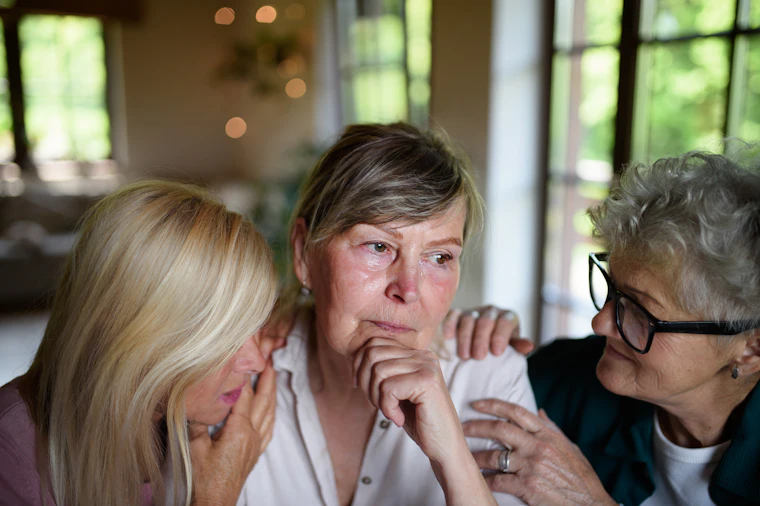 Amigas consolando a una amiga