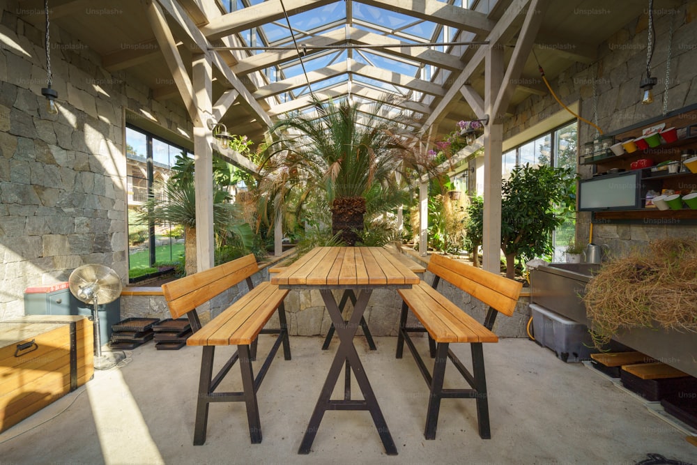 Ein modernes Restaurant-Terrasseninterieur im Sommer