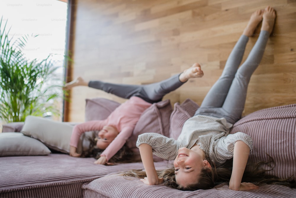 ~ side forskellige format Happy little sisters doing head stand on a sofa at home. photo – Slovakia  Image on Unsplash