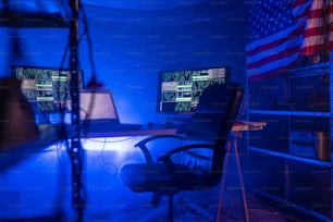 Un posto di lavoro da hacker su Internet in un ufficio buio, concetto di guerra informatica.