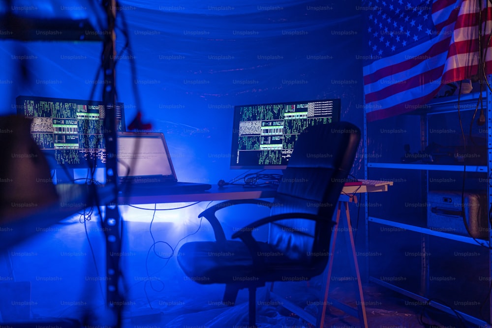 Un posto di lavoro da hacker su Internet in un ufficio buio, concetto di guerra informatica.