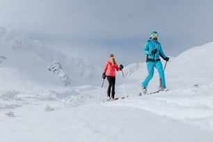 슬로바키아의 로우 타트라스에서 산을 오르는 스키 투어 커플.