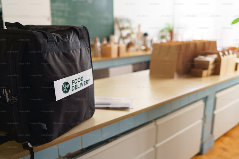 Leve as caixas com almoço preparadas para uma entrega em saco térmico no restaurante.