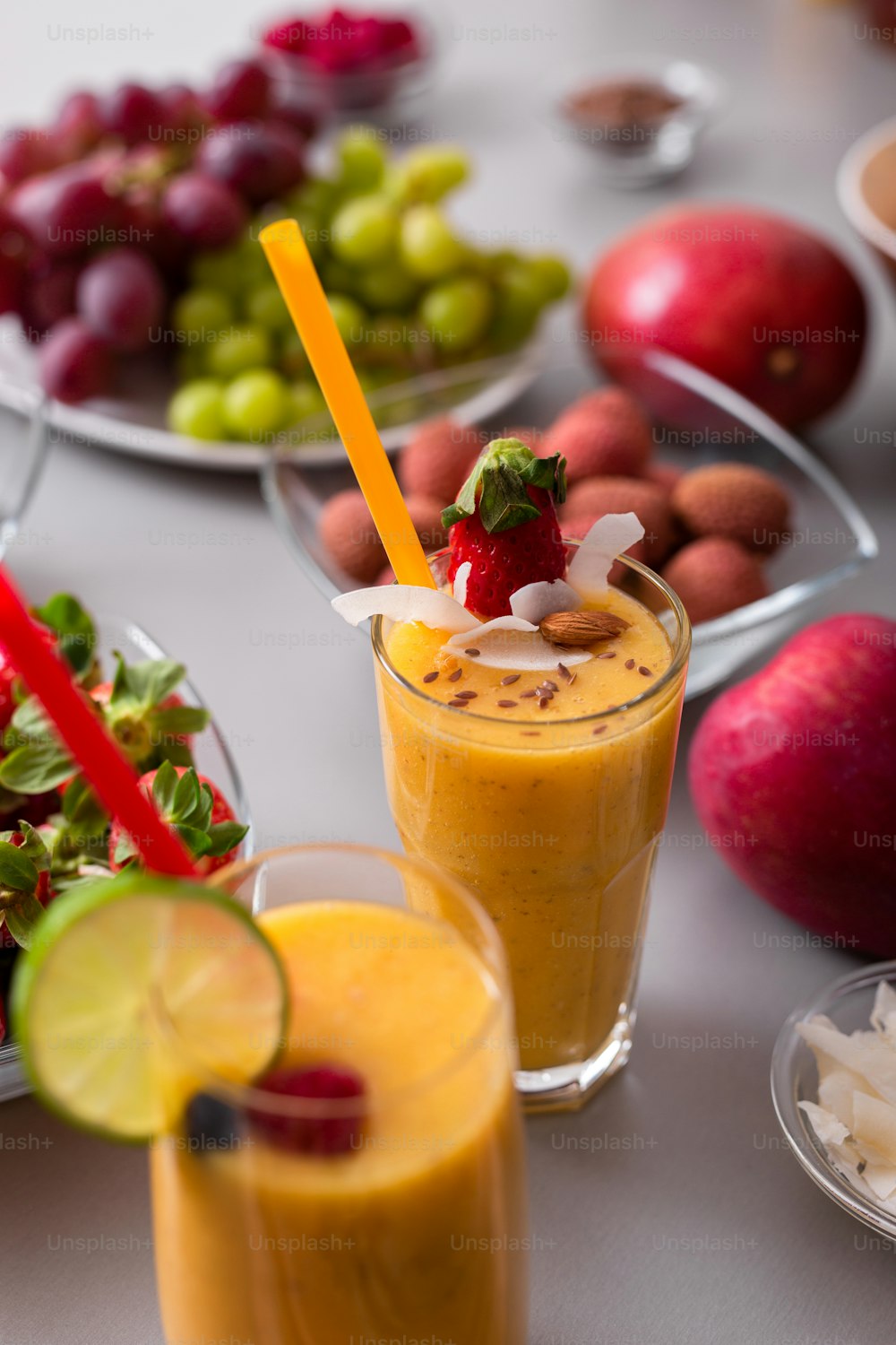 Un frullato di frutta fresca fatta in casa, una dieta sana e succosa a base di bevande vitaminiche o un concetto di cibo vegano