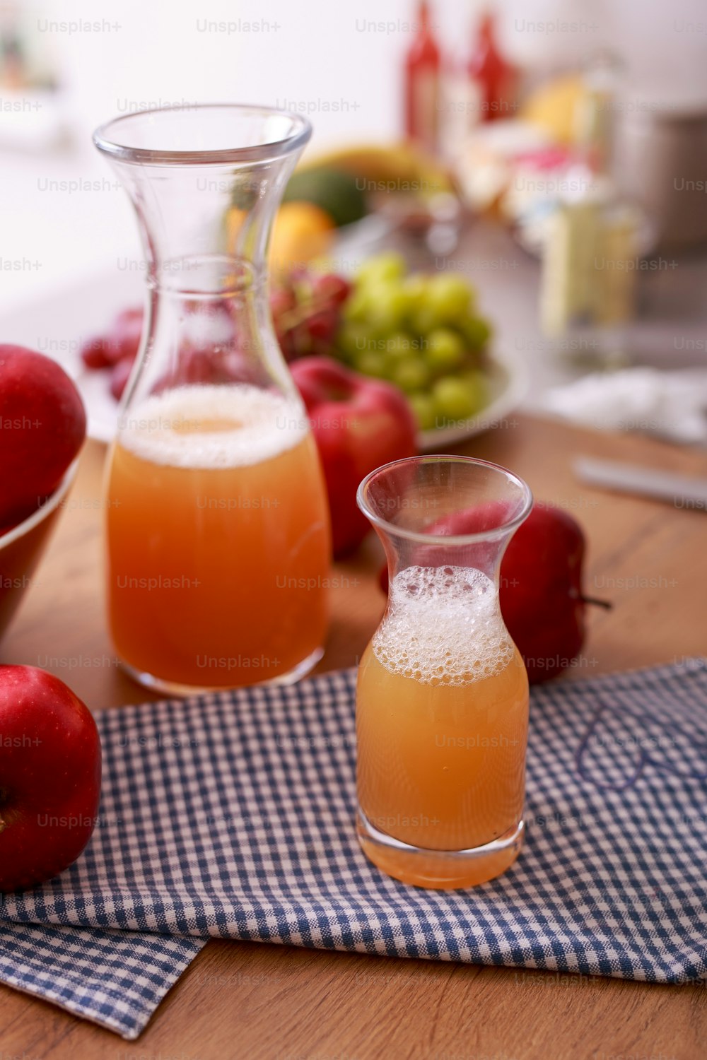 Suco de desintoxicação fresco de frutas em garrafas de vidro em um balcão de cozinha