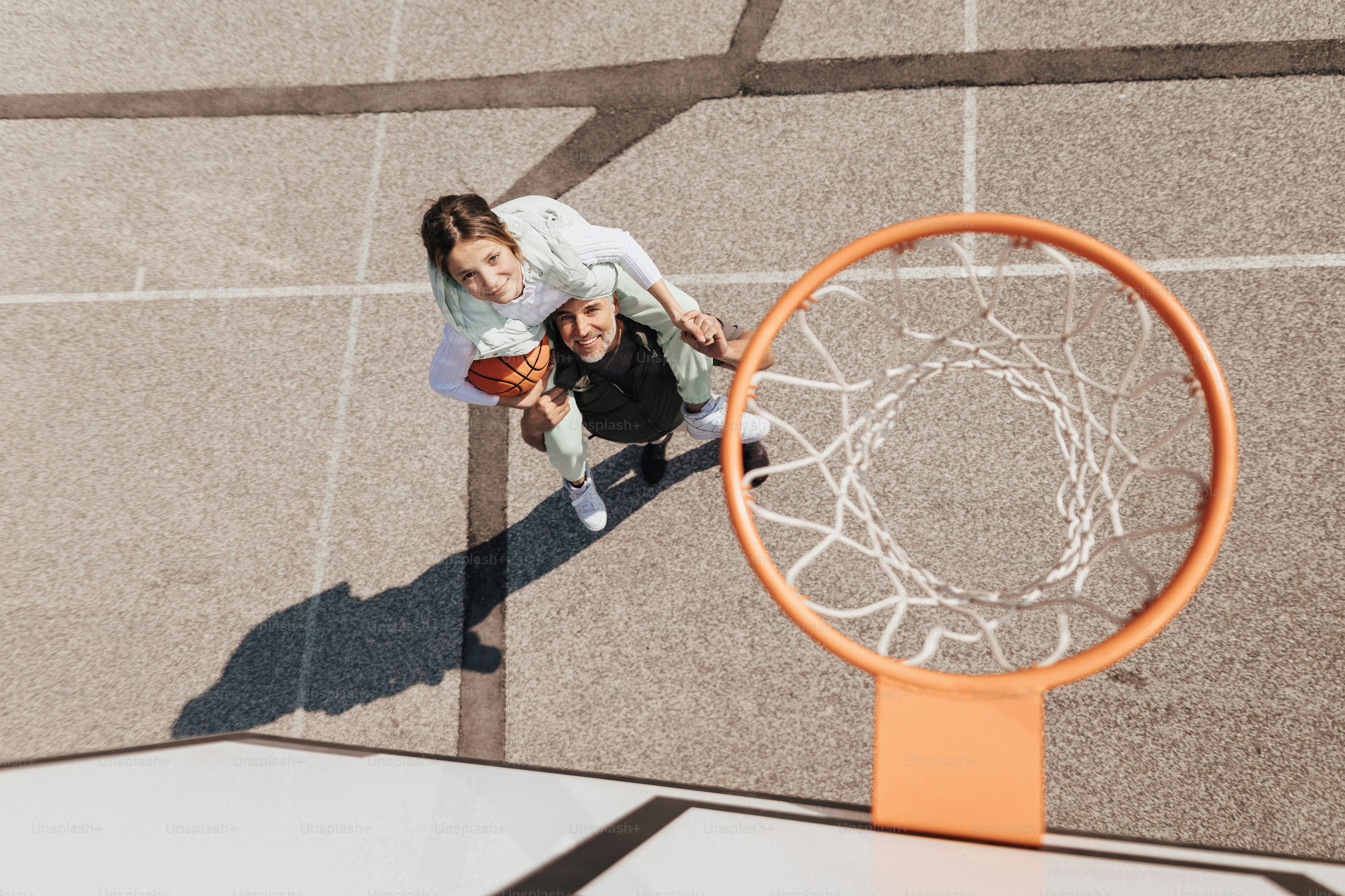 Um pai e uma filha adolescente jogando basquete do lado de fora na quadra,  visão de ângulo alto acima da rede de aro. foto – Imagem sobre Desporto na  Unsplash, image size:3000x2000