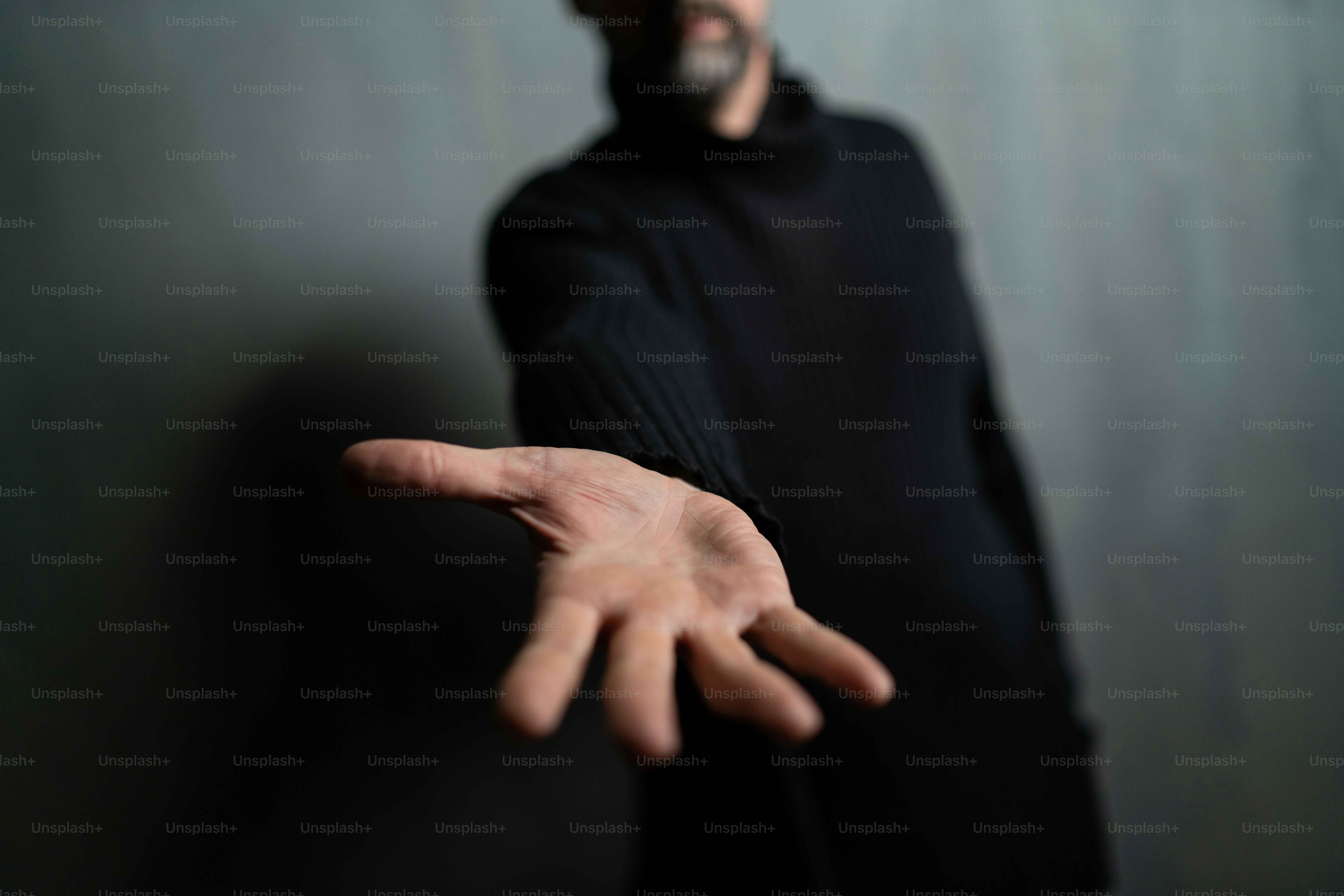 Um homem maduro irreconhecível oferecendo ou pedindo ajuda.