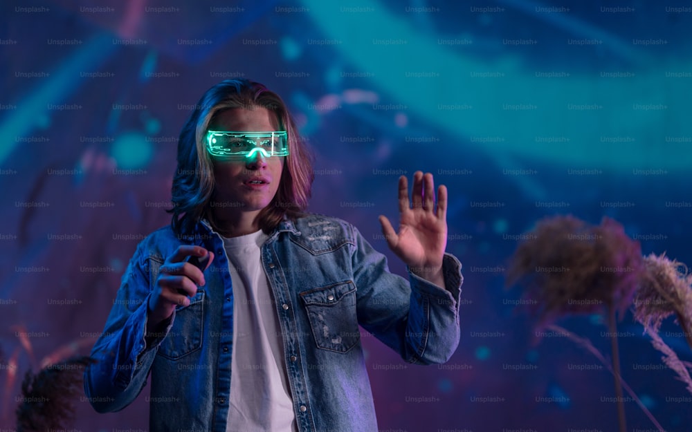 Tecnologia del mondo cibernetico digitale del metaverso, un uomo con occhiali VR per la realtà virtuale che gioca a un gioco di realtà aumentata, stile di vita futuristico