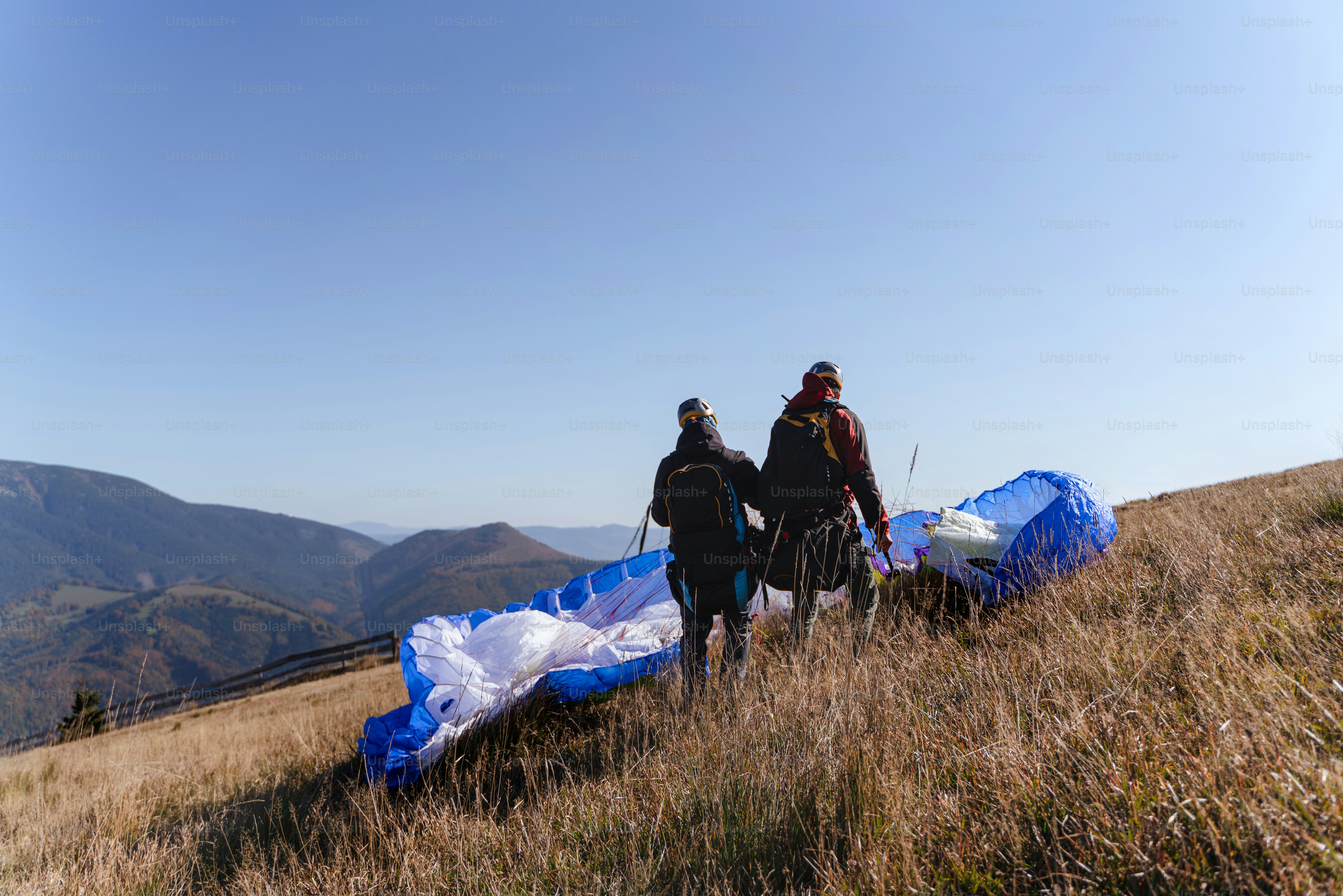 Ein Gleitschirm bereitet sich auf den Flug am Berg vor. Extremsport.