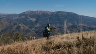 Un piloto de parapente se prepara para volar en las montañas.