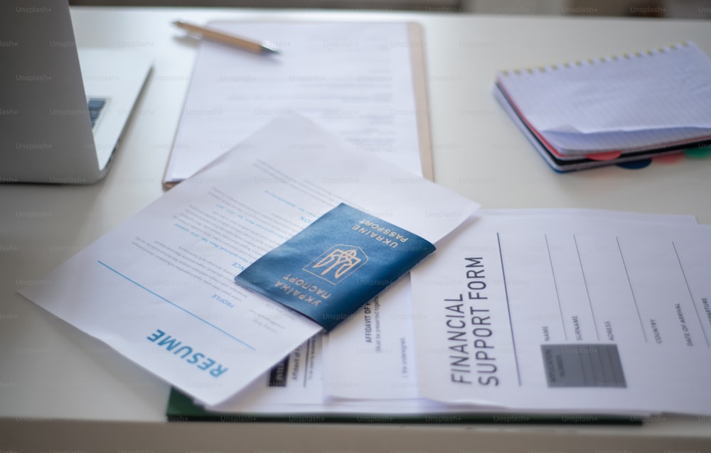 Un formulaire de demande pour les réfugiés ukrainiens sur le bureau du centre d’asile.