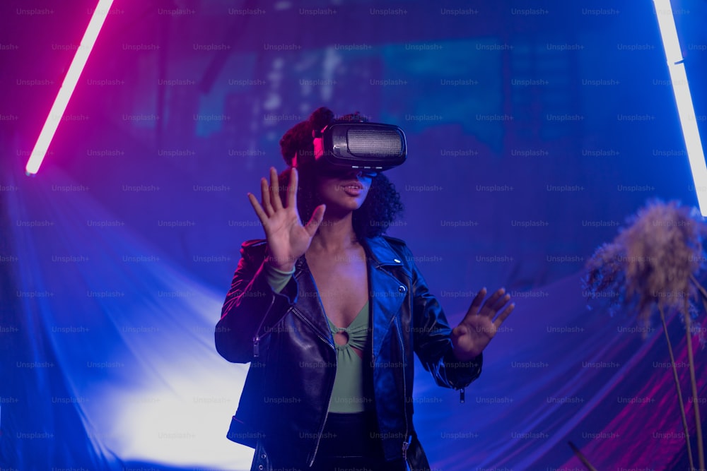Tecnologia del mondo cibernetico digitale del metaverso, una donna con occhiali VR per realtà virtuale che gioca a un gioco di realtà aumentata, stile di vita futuristico