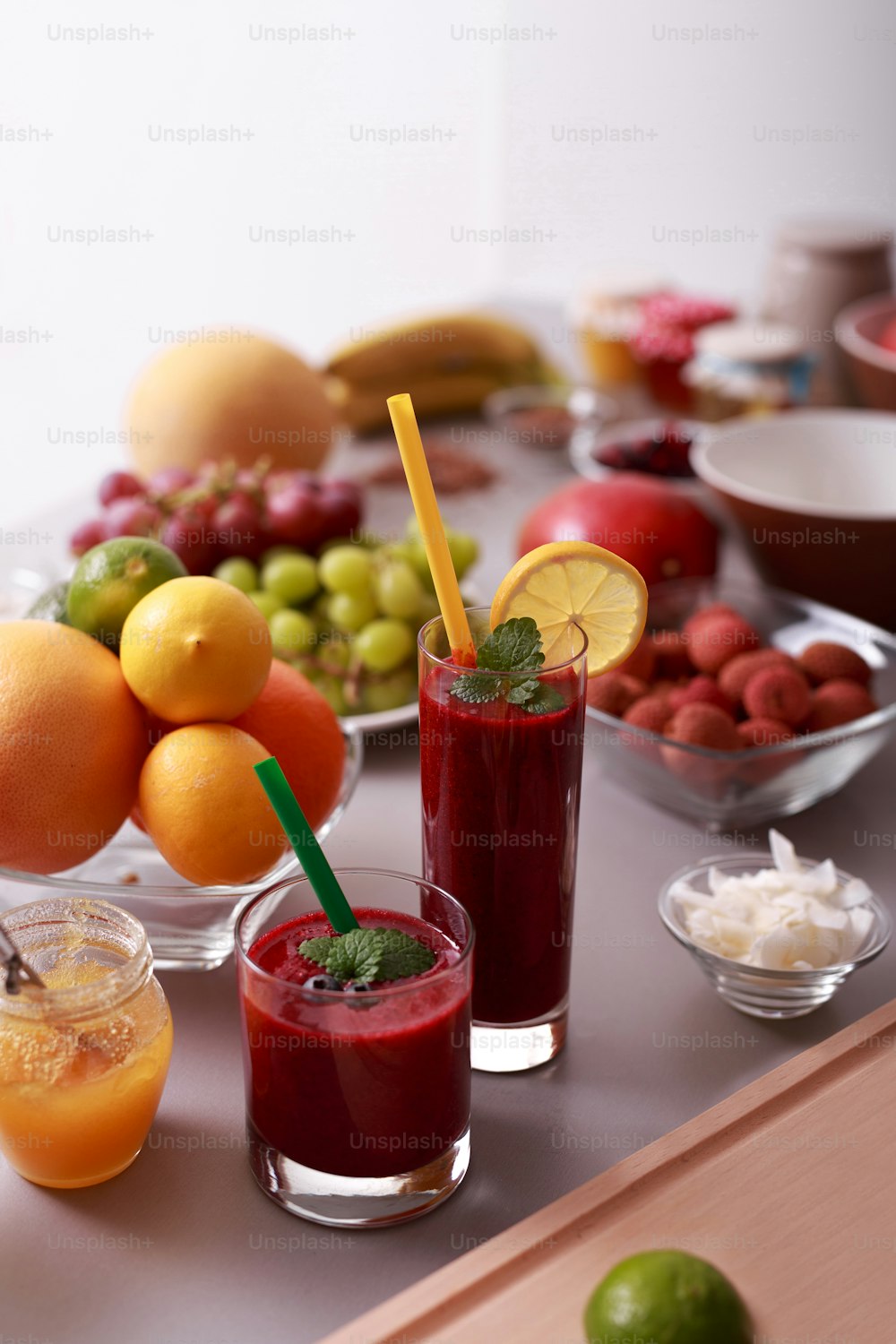Un frullato di frutta fresca fatta in casa, una dieta sana e succosa a base di bevande vitaminiche o un concetto di cibo vegano