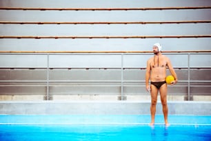 Wasserballspieler in einem Schwimmbad. Mann beim Sport.
