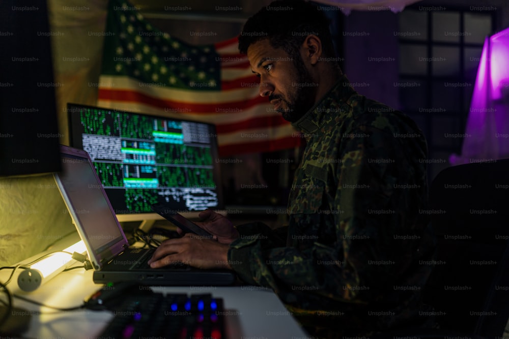 Ein amerikanischer Hacker im militärischen Unifrorm im Dark Web, Cyberwar-Konzept.