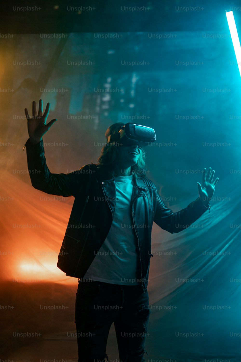 Tecnología del mundo cibernético digital del metaverso, un hombre con gafas de realidad virtual que juegan un juego de realidad aumentada, estilo de vida futurista