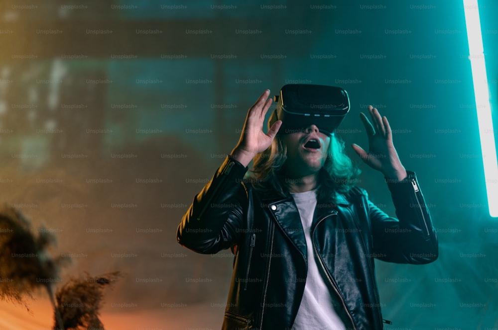 Metaverse digitale Cyberwelt-Technologie, ein Mann mit Virtual-Reality-VR-Brille, der Augmented-Reality-Spiel spielt, futuristischer Lebensstil