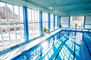 Interior de una piscina pública cubierta. Vista de ángulo alto.