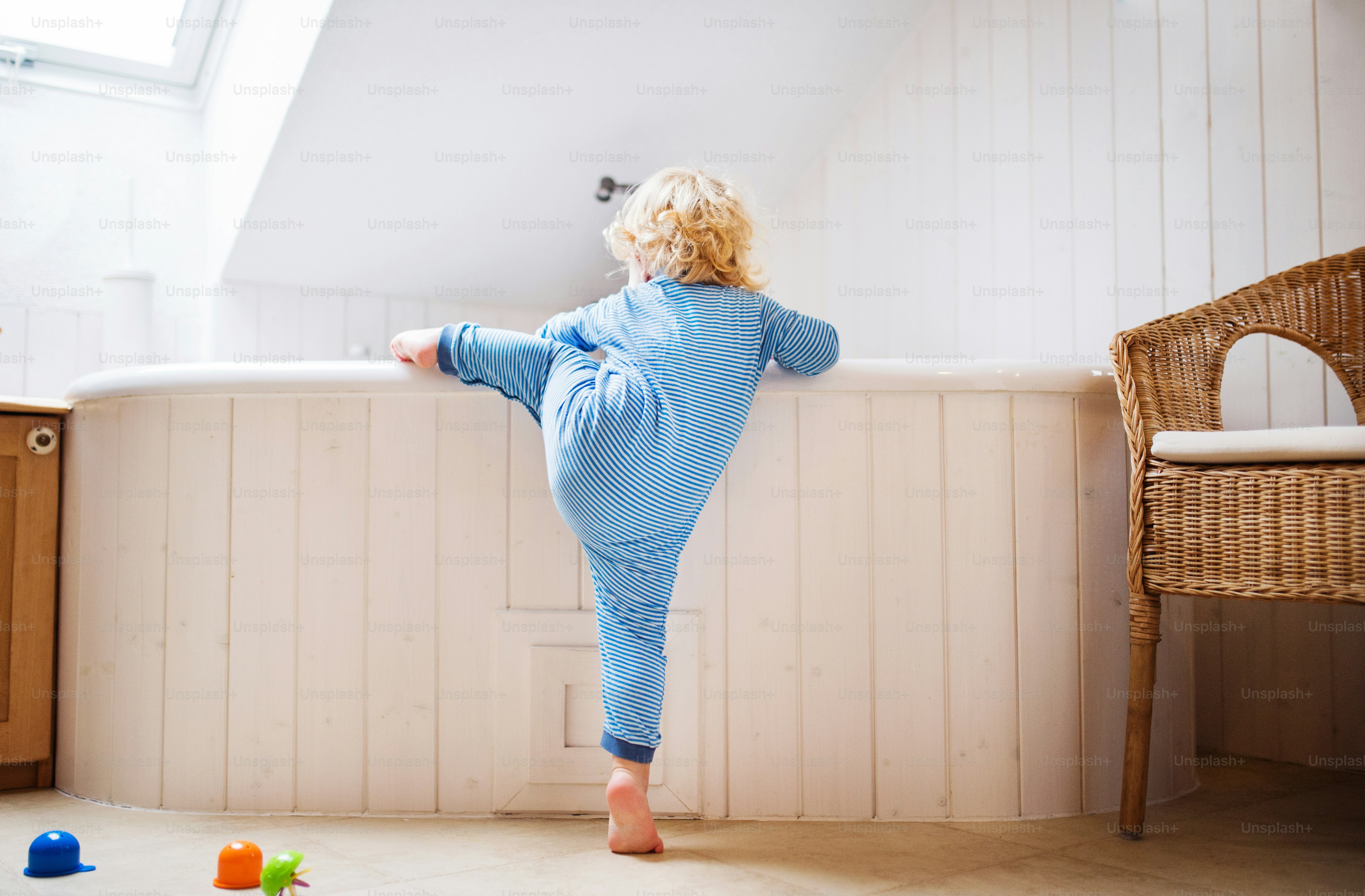 Petit garçon en bas âge grimpant dans une baignoire. Accident domestique. Situation dangereuse dans la salle de bain