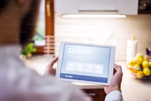 Une tablette avec système de contrôle de la maison intelligente. Une tablette avec système de contrôle de la maison intelligente.