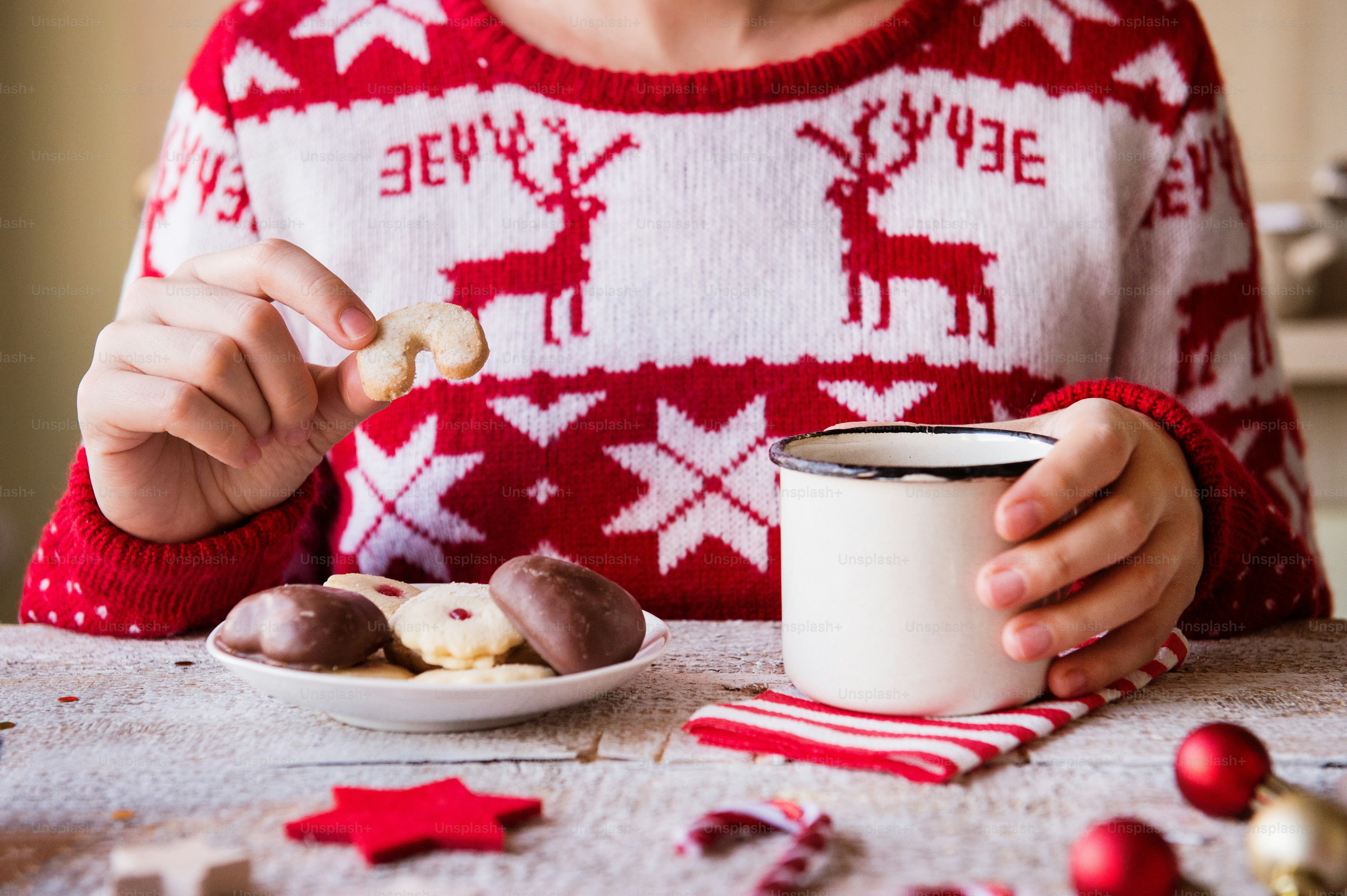 Composition de Noël sur fond en bois vintage. Femme méconnaissable mangeant des biscuits et buvant du café