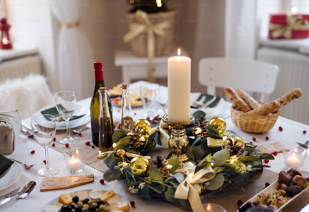 Ein dekorierter Tisch zum Abendessen zur Weihnachtszeit.