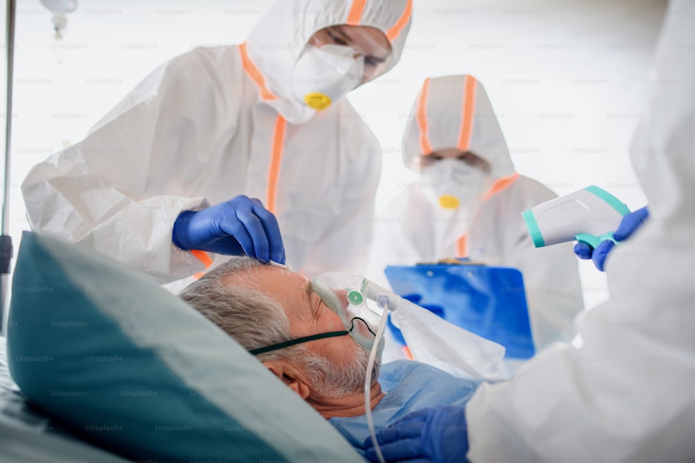 Un patient infecté en quarantaine allongé dans son lit à l’hôpital, concept de coronavirus.