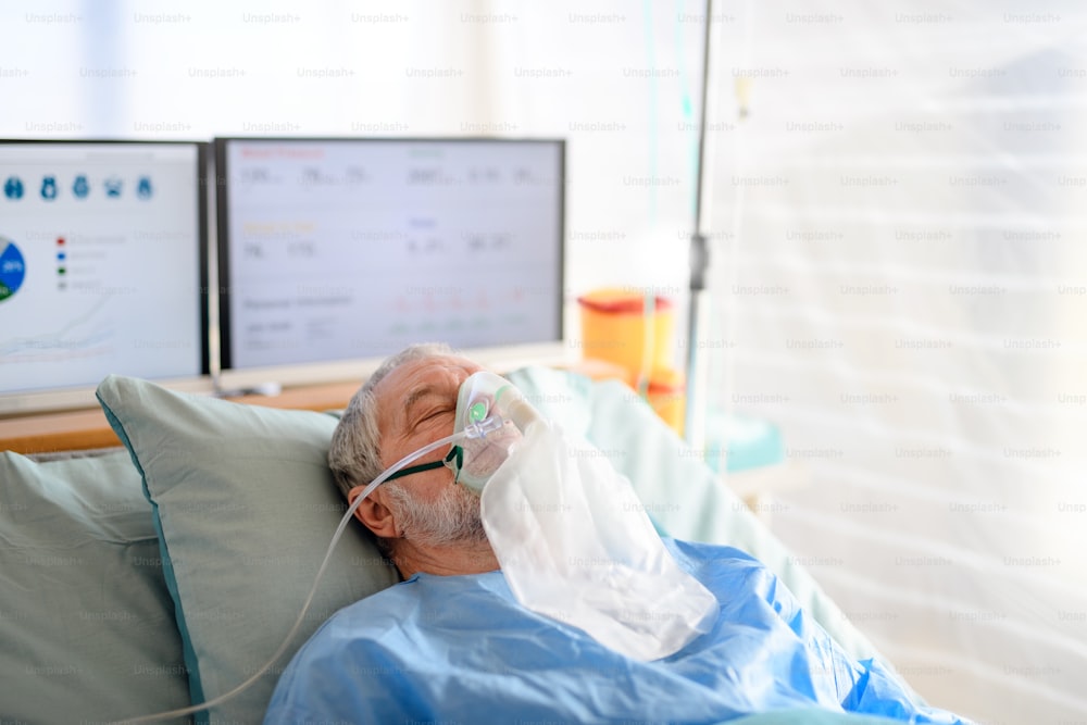 Um paciente infectado em quarentena deitado na cama no hospital, conceito de coronavírus.
