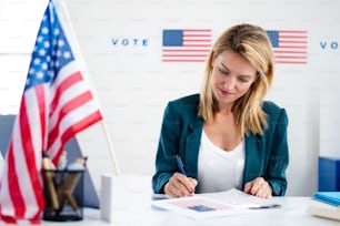 Femme membre de la commission électorale dans un bureau de vote, élections aux États-Unis.