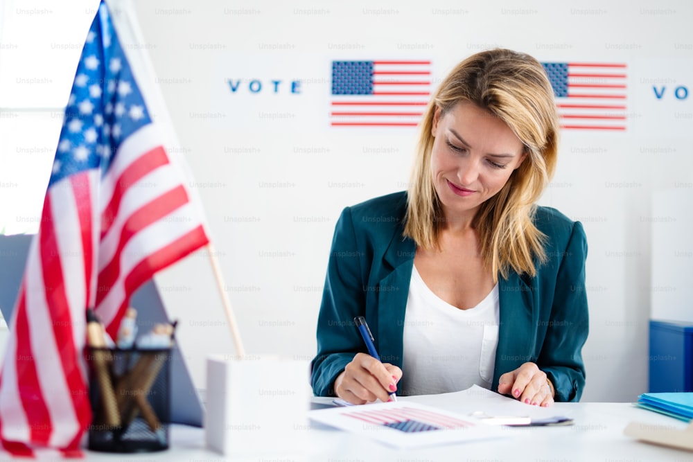 投票所の選挙管理委員会の女性委員、米国の選挙。