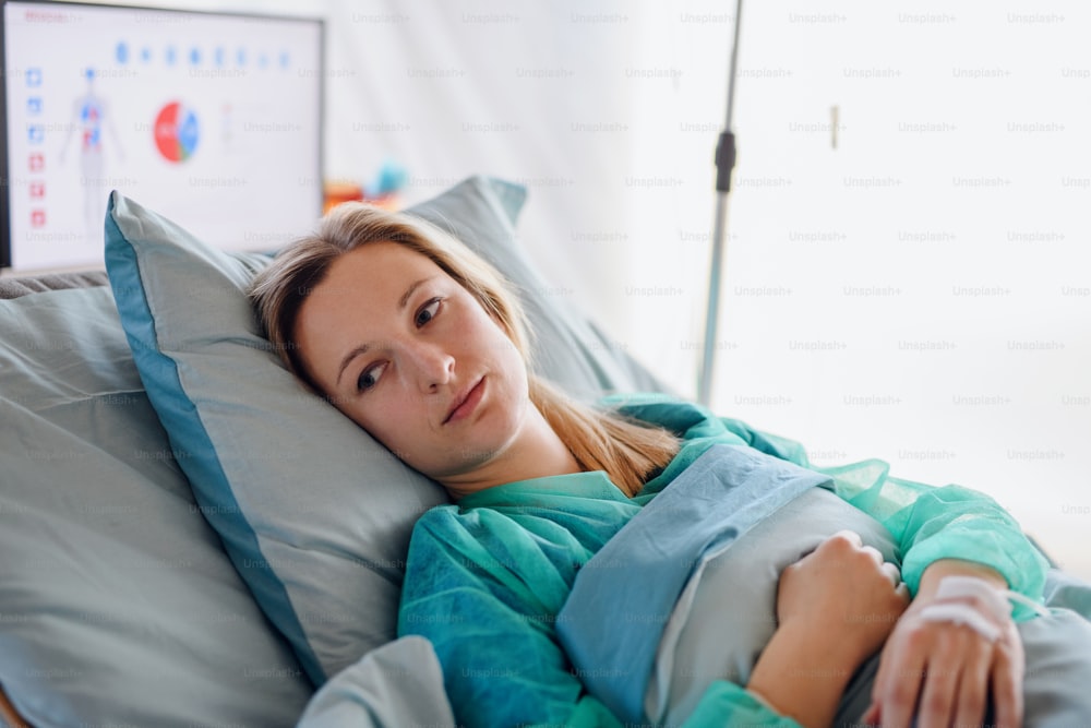 Junge infizierte Patientin in Quarantäne liegt im Bett im Krankenhaus, Coronavirus-Konzept.
