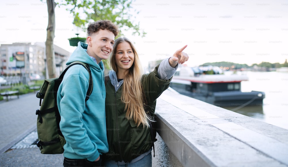 Una giovane coppia felice viaggia in città in vacanza, visite turistiche.