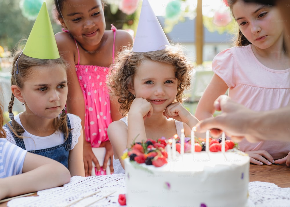 Festa de aniversário das crianças ao ar livre no jardim no verão, um conceito de celebração.