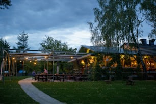 Un ristorante moderno con terrazza illuminata di sera