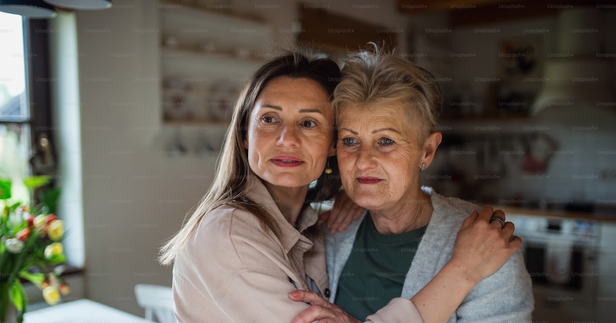 Foto zum Thema Ein Porträt einer älteren Mutter, die sich mit ihrer ...