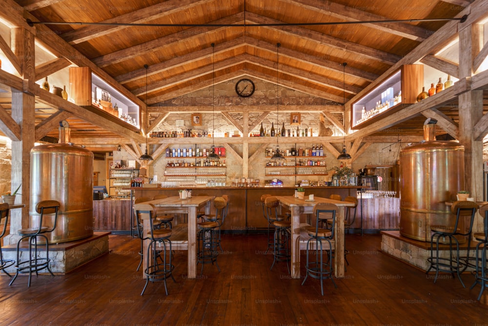 Un interior de restaurante y bar moderno con techo de madera