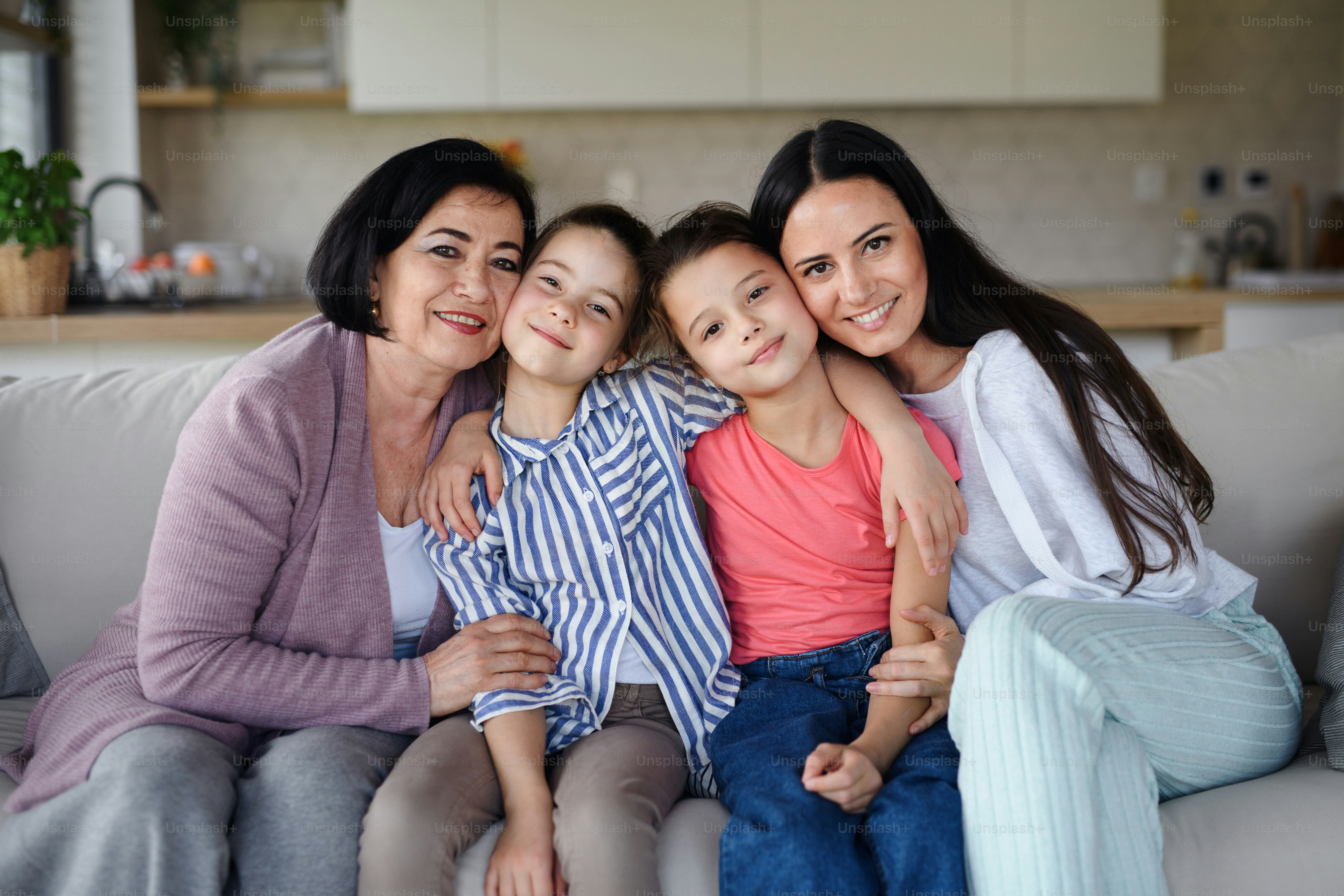 Foto Retrato de niñas pequeñas felices con madre y abuela en casa ...