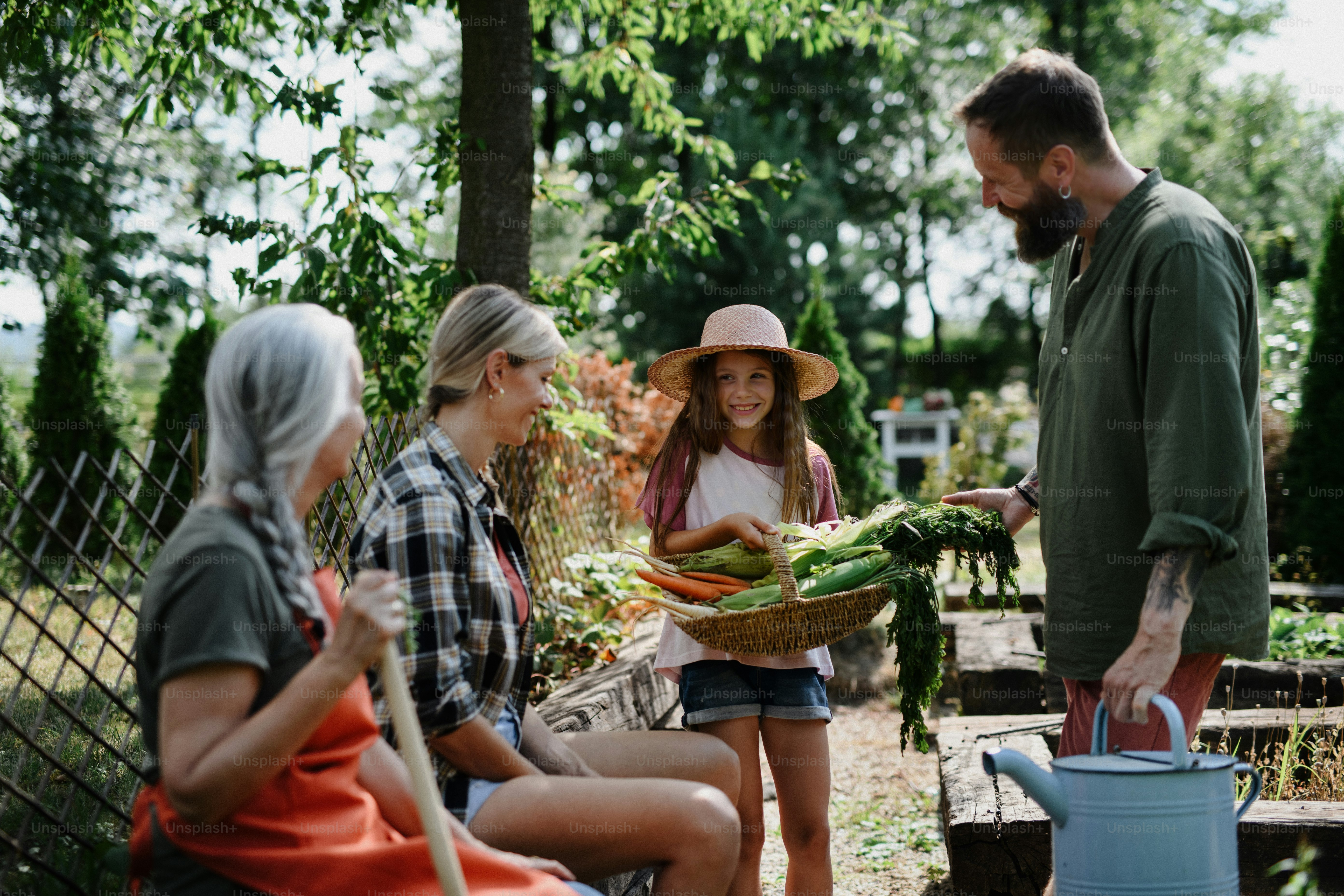 Una famiglia di agricoltori felice che guarda il loro raccolto all'aperto in giardino.