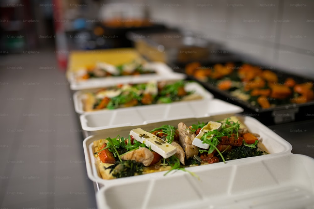 Los recipientes de comida preparados para llevar en la cocina del restaurante.