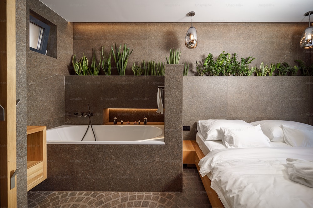 Un interno di moderna camera da letto suite con bagno in hotel di lusso
