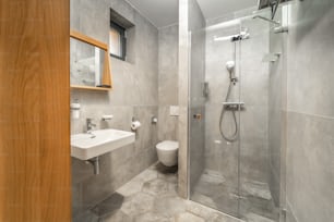 고급 호텔의 현대적인 욕실 인테리어