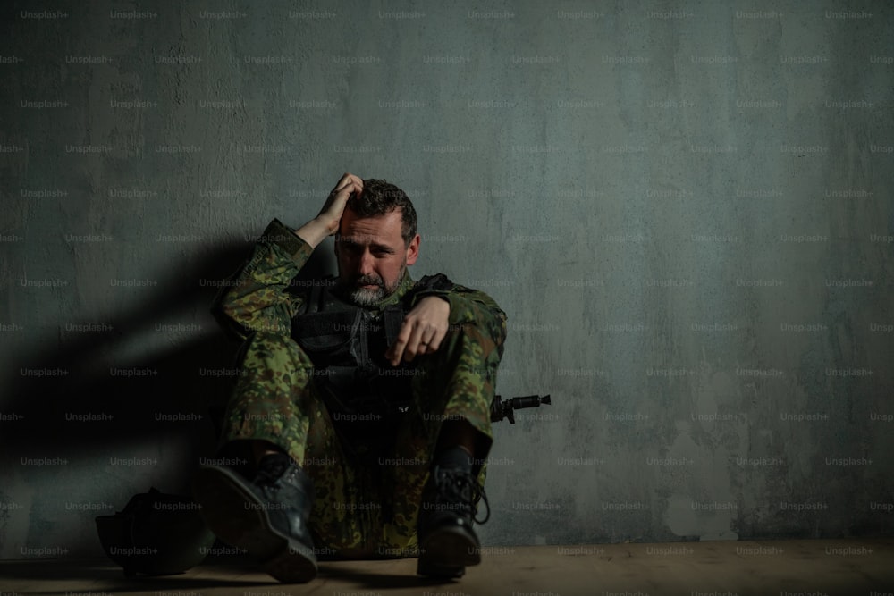 Un soldato militare frustrato seduto in un campo di addestramento