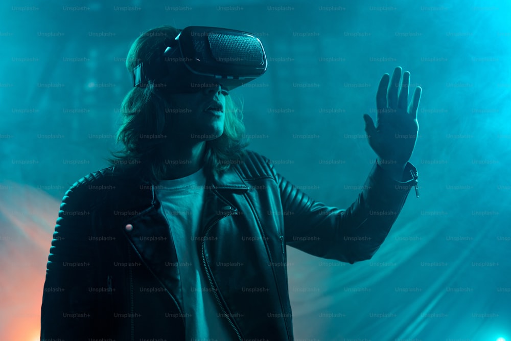 Technologie du monde cybernétique numérique du métavers, un homme avec des lunettes de réalité virtuelle VR jouant à un jeu de réalité augmentée, style de vie futuriste