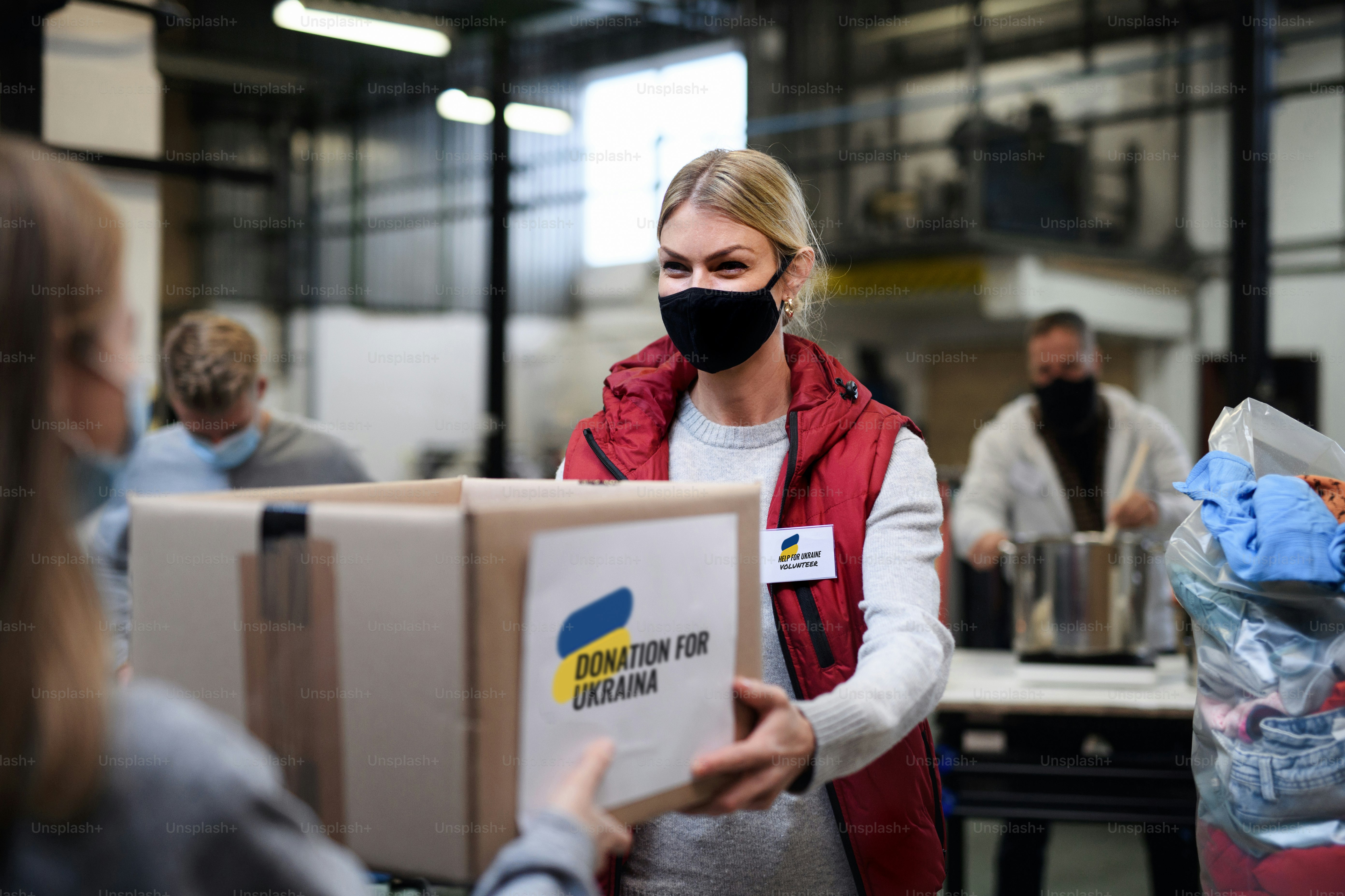 Freiwillige sammeln Spenden für die Bedürfnisse der ukrainischen Migranten, humanitäres Hilfskonzept.