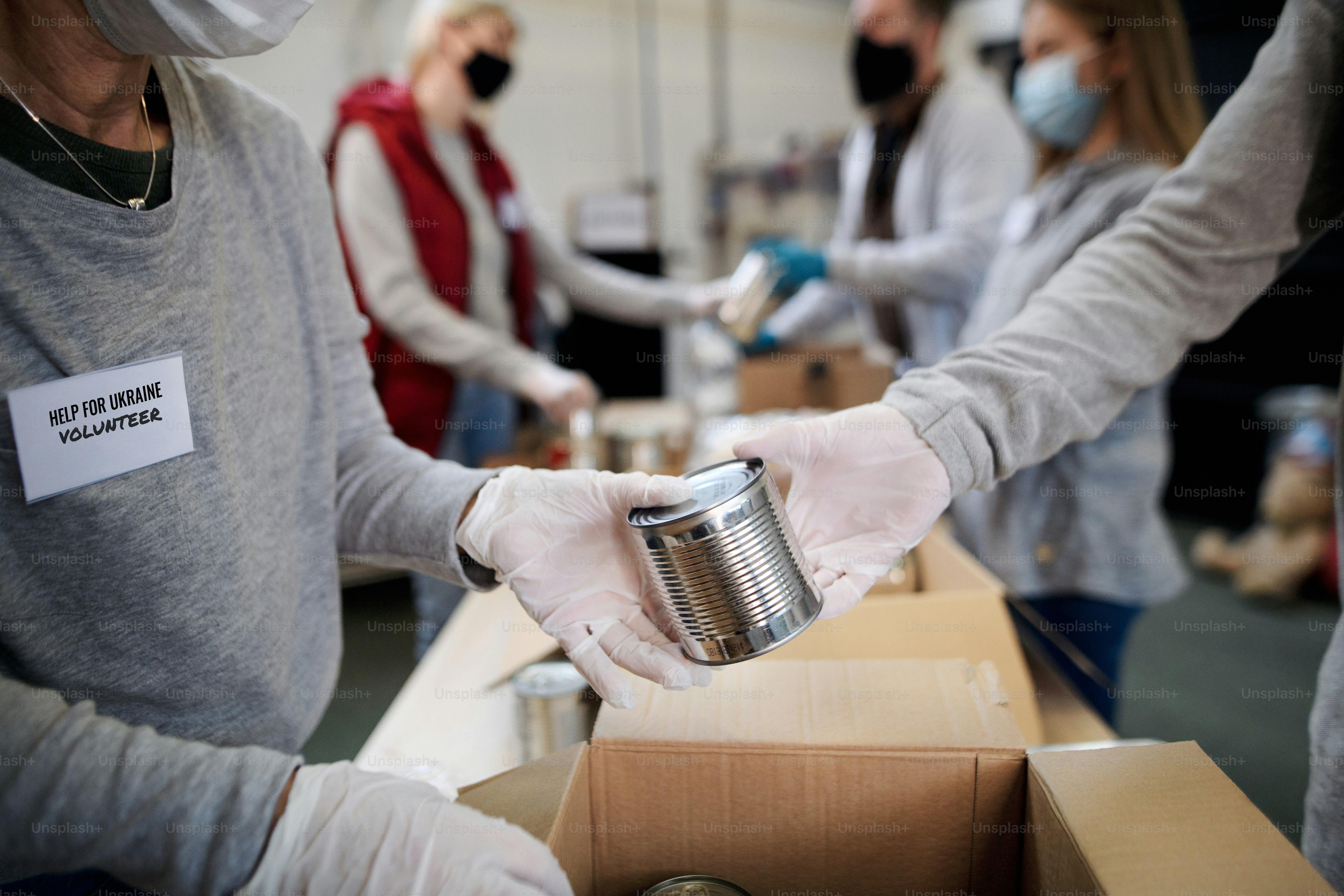 A group of volunteers collect donations for Ukrainian refugees ...