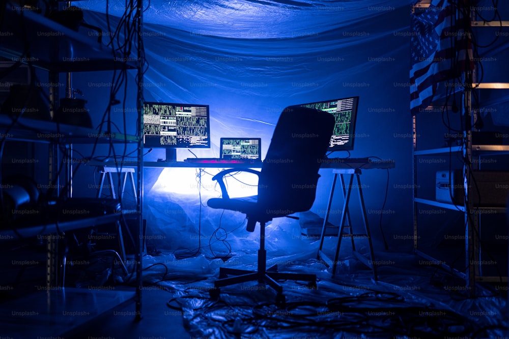 Um local de trabalho hacker de internet em dark office, conceito de cyberwar.