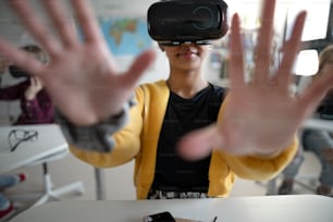 Primer plano de un estudiante con gafas de realidad virtual en la escuela en la clase de informática.