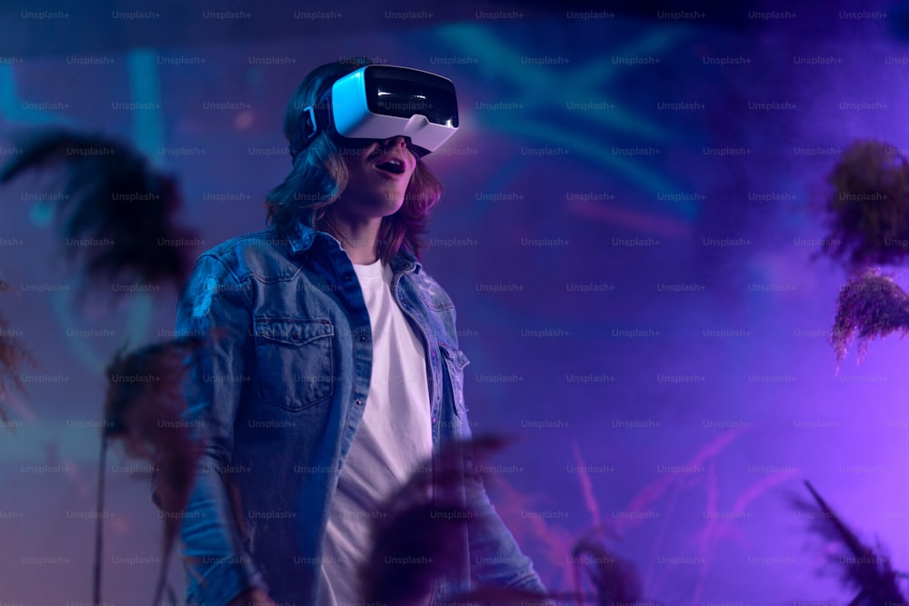 Metaverse digital cyber world technology, um homem com óculos VR de realidade virtual jogando jogo de realidade aumentada, estilo de vida futurista